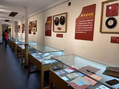 用嘹亮歌聲祝福百年 徐匯舉行慶祝中國(guó)共產(chǎn)黨成立100周年音畫展